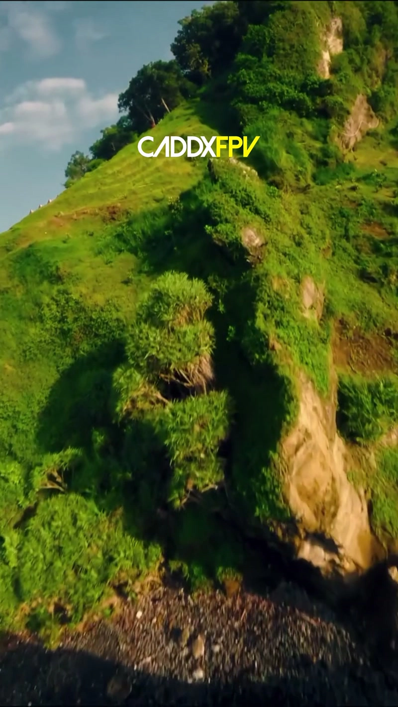 低空穿越海边悬崖